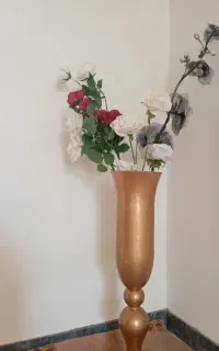 گلدان با گل مصنوعی