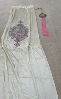 پرده و آویز بین پرده