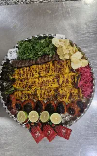 راننده با ماشین جهت پیک رستوران