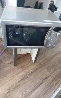 ماکروفر بزرگ و لوازم منزل