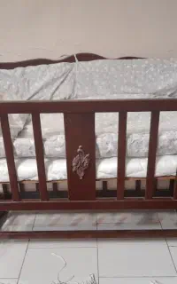 تخت و گهواره کنار مادر