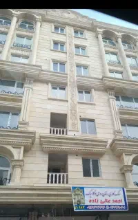 یک نفر شاگرد وارد سنگ کاری برش کار