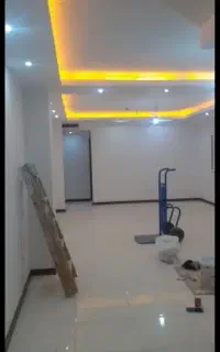 شاگرد نقاش یا استاد کار ماهر نقاش ساختمان