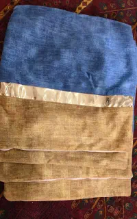 تعدادی رو کوسن و رو میزی