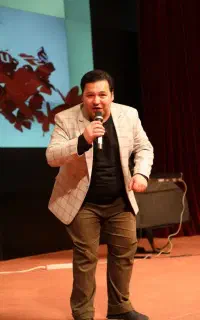 خواننده کافه،مجری شوومن،استندآپ کمدی،کمدین تئاتر