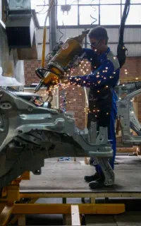استخدام در کارخانه تولید قطعات بدنه اتومبیل