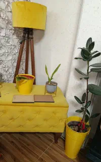 جلو مبلی آباژور و گلدان بزرگ زرد