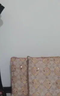فروش دو عدد پشتی و یک گلدان