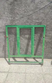 پنجره اهنی محکم سالم