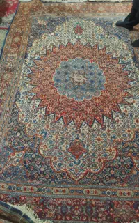 ۲ عدد فرش دستباف قدیمی