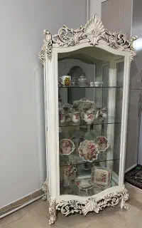 بوفه چوبی هر 4 سمت شیشه تمیز