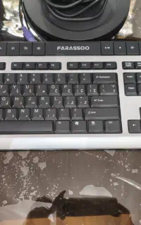 کیس و کیبرد کامپیوتر با تمام لوازم