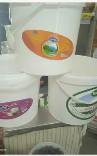 سطل پنیر و گالن تمیز