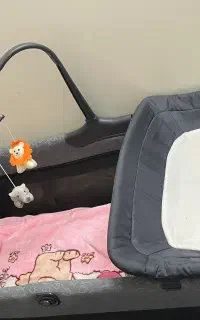 تخت کنار مادر