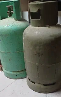 دو عدد کپسول گاز پرسی تقریبا پر میباشد