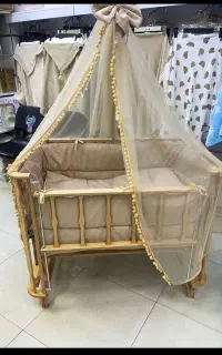 تخت کنار مادر