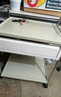 وسایل سالن زیبایی سکو پدیکور میزناخن ترولی
