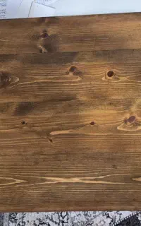 میز مطالعه نشسته