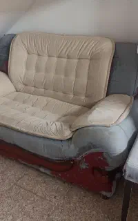 مبل دو نفره ،لوستر ، میز و تلویزیون
