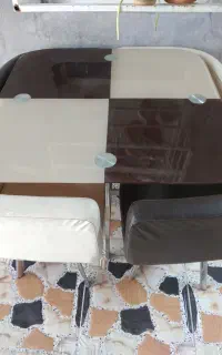 میز نهار خوری شیشه ای با صندلی تمیز مرتب