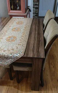 میز شش نفره با چهار صندلی به فروش میرسد