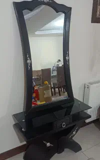 آینه قدی و میز