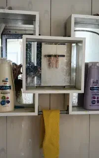 باکس حمام پشت کار اینه کار شده