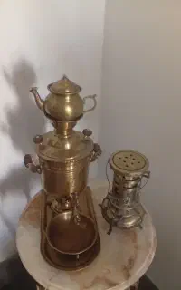 سماور زغالی برنجی و چراغ نفتی