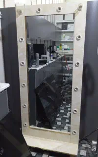 اینه قدی ایستاده
