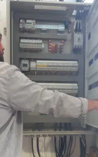 برقکار صنعتی برقکشی متورهای۳فاز تابلو برق عیب یابی