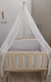 تخت کنار مادر گهواره ایی