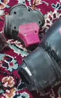 چند عدد لوازم دستکش و عینک و گردنبند