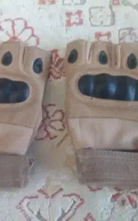 دستکش تاکتیکال نیم پنجه خاکی.