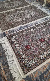 قالیچه های  ذرع نیم نو دستباف خشتی وگلدانی