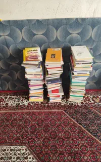 تعدادی جلد کتاب نو به فروش میرسد