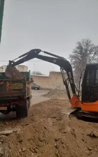 حمل نخاله توسط کارگروبابکت بیل مکانیکی