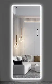 یک آینه قدی پلمپ