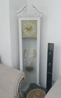 میز تلویزیونی و ساعت