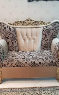 یک دست مبل هفت نفره با میز و عسلی شیشه ای