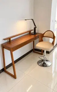 میز مطالعه چوب گردو تمیز و کم‌کارکرد