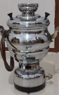 سماور همراه با یک سینی پذیرایی