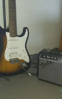 گیتار الکتریک Squier Sonic Stratocaster HSS + پایه