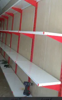 تعدادبالایی قفسه فلزی با پایه در حد نو