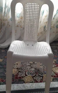 یگ عدد صندلی پلاستیکی  ۱ ملیون