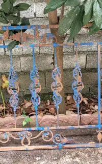 پنجره چوبی و حفاظ