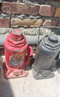 تعدادی جک ماشین سنگین