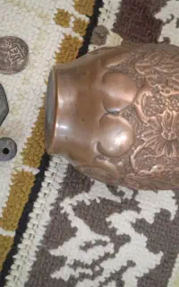 ۲ عدد سکه نقره و۱عددسکه مسی و سرپیکان و گلدان.مهره