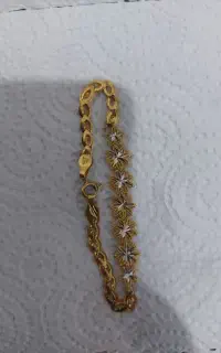 دستبند و دو تا گوشواره هست