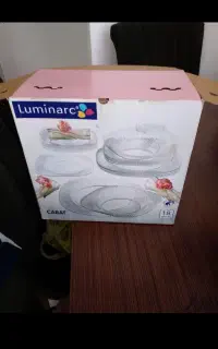 تعدادی ظرف و ظروف و لوازم پذیرایی