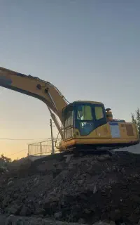 بیل مکانیکی. Pc200 .زنجیری در حد